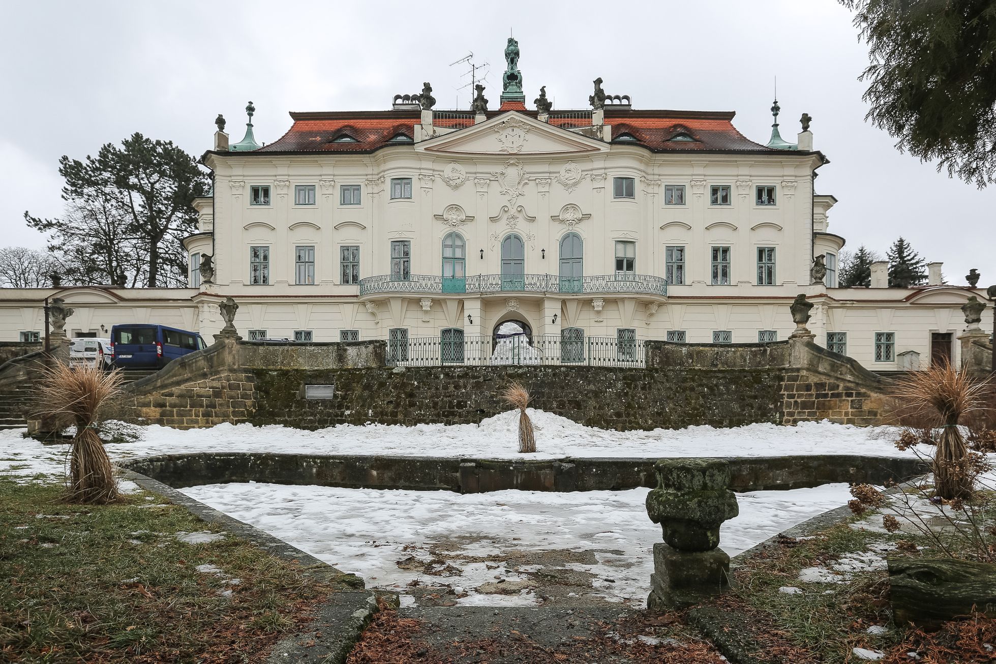 Život na zámku - reportáže z využívání zámků jako dětských a jiných domovů