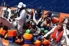 Ve Středozemním moři za týden utonulo přes 1000 uprchlíků, migrace zesílila kvůli počasí