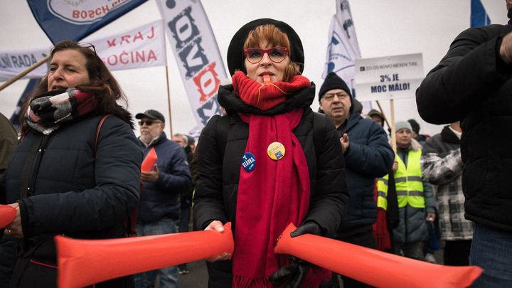 Foto: Stávkující v Nexenu se nevzdávají. Na akci je podpořil Středula i senátor Rabas; Zdroj foto: Jakub Plíhal