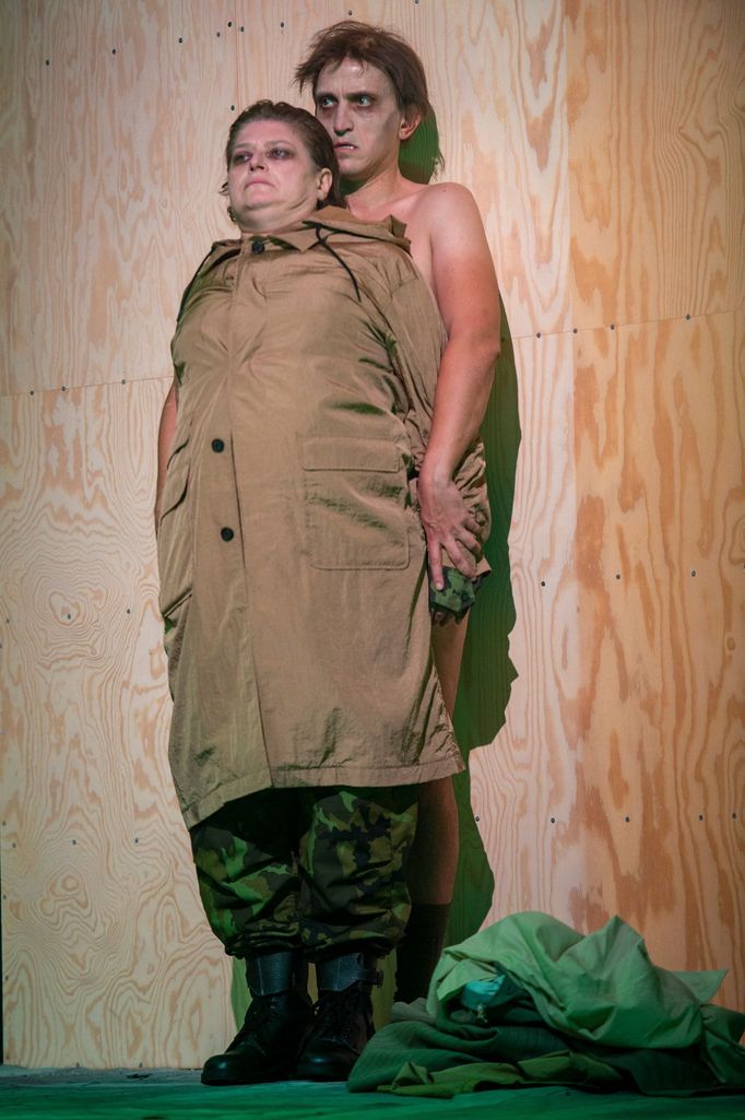 Natália Drabiščáková jako Švejk a Tomáš Kobr v roli spisovatele Haška.