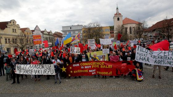 Foto: Vaše moudrost je nad naše chápání. Zeman navštívil Beroun, protestovalo se trenkami i ovečkami