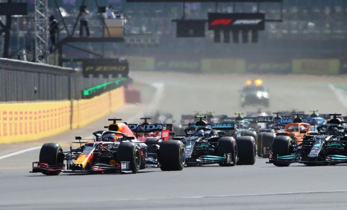 Max Verstappen v Red Bulu v čele kvalifikačního sprintu v Silverstonu.