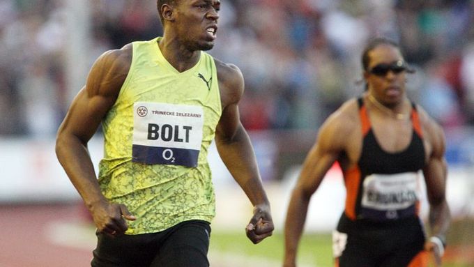 Usain Bolt dobíhá do cíle