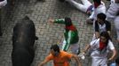 Runners sprint alongside Fuente Ymbro fighting bulls at the entrance to the bullring during the fifth running of the bulls at the San Fermin festival in Pamplona July 11, 2012. Several runners suffered light injuries in a run that lasted three minutes and twelve seconds, according to local media. REUTERS/Joseba Etxaburu (SPAIN - Tags: ANIMALS SOCIETY) Published: Čec. 11, 2012, 9:15 dop.