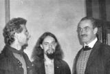 Ostravský disident Jan Král (první zleva) s Karlem Schwarzenbergem (první zprava) v Polském divadle ve Vratislavi 4. listopadu 1989.