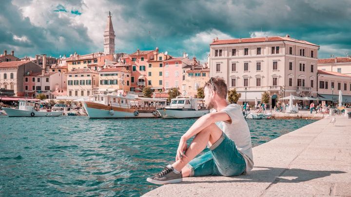 Čechy v Chorvatsku příliš omezení nečeká, v restauraci mohou jíst i uvnitř; Zdroj foto: Shutterstock