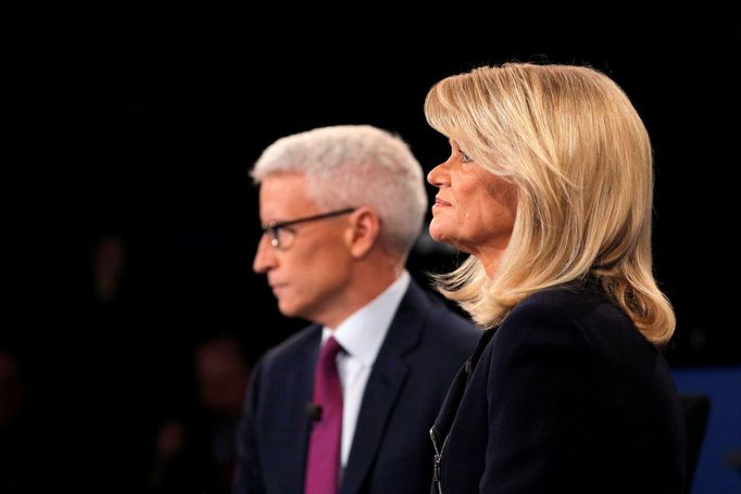 Moderátoři Anderson Cooper a Martha Raddatzová před začátkem druhé prezidentské debaty v St. Louis.