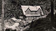 Vláda komunistů stavu příliš neprospěla, ale chata přežila a na místě stojí dodnes. Snímek přibližně z roku 1965.