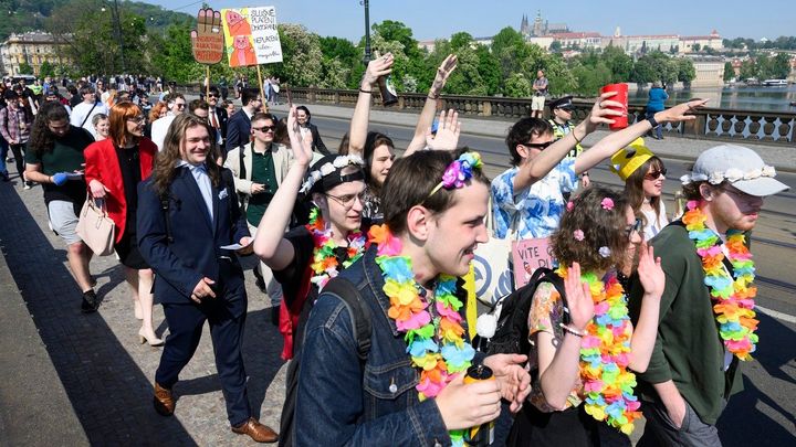 Prahou prošel průvod studentů, zahájil třináctý ročník Studentského Majálesu; Zdroj foto: ČTK