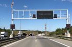 Tragická nehoda v tunelu Panenská zastavila odpoledne provoz na dálnici D8