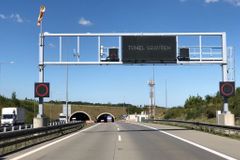 Tragická nehoda v tunelu Panenská zastavila odpoledne provoz na dálnici D8