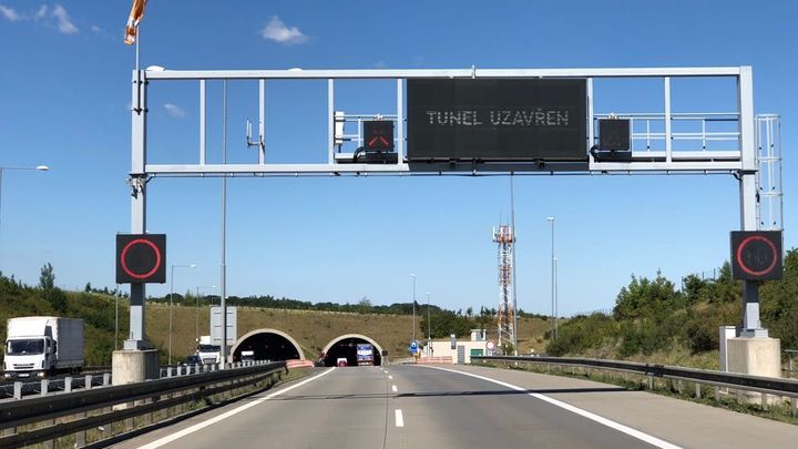 Nehoda dodávky a kamionu v tunelu Panenská zastavila provoz na dálnici D8