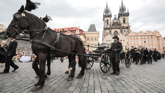 Smuteční průvod přes Staroměstské náměstí vyprovodil na poslední cestu spisovatele, odpůrce totality a skauta Jiřího Stránského.