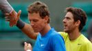 Český tenista Tomáš Berdych a Argentinec Juan Martín Del Potro se po osmifinále French Open 2012 zdraví s rozhodčím.