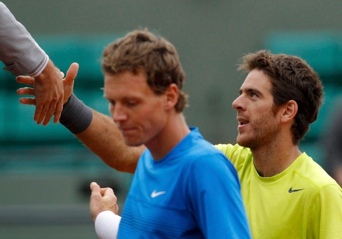 Český tenista Tomáš Berdych a Argentinec Juan Martín Del Potro se po osmifinále French Open 2012 zdraví s rozhodčím.