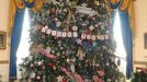 The official White House Christmas Tree festooned with ornaments is shown in the Blue Room at the White House as First lady Michelle Obama welcomed military families for the first viewing of the 2012 holiday decorations in Washington, November 28, 2012. REUTERS/Mary F. Calvert (UNITED STATES - Tags: POLITICS ENTERTAINMENT) Published: Lis. 28, 2012, 11:31 odp.