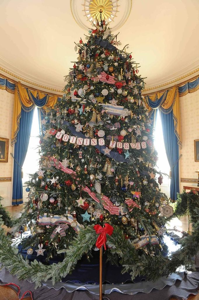 The official White House Christmas Tree festooned with ornaments is shown in the Blue Room at the White House as First lady Michelle Obama welcomed military families for the first viewing of the 2012 holiday decorations in Washington, November 28, 2012. REUTERS/Mary F. Calvert (UNITED STATES - Tags: POLITICS ENTERTAINMENT) Published: Lis. 28, 2012, 11:31 odp.