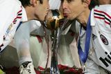 Filippo Inzaghi (vpravo) a Kaká z AC Milán líbají trofej pro klubové světové šampiony.