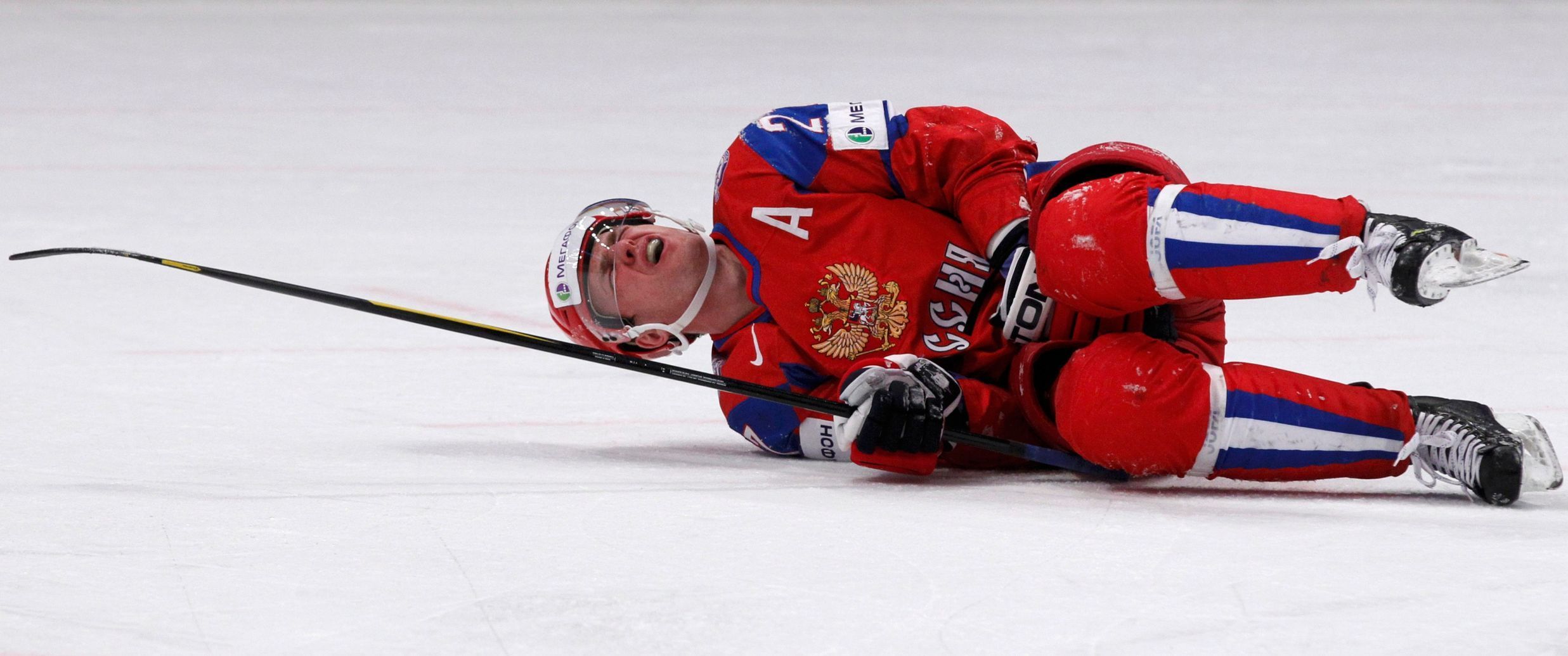 Těrešenko leží na ledě při zápase Česko - Rusko