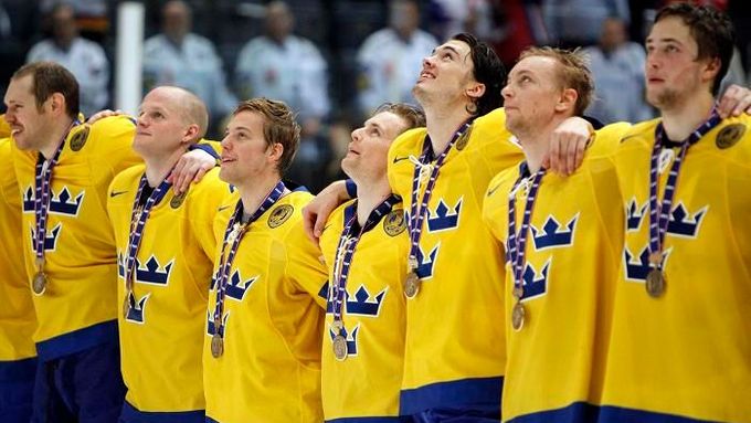 Švédové zpívají státní hymnu s bronzovými medailemi po výhře nad Německem