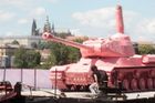 ... v růžové a na tanku už po Vltavě plul...