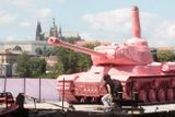 ... v růžové a na tanku už po Vltavě plul...