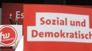 Prvomájová tribuna? Kdepak, od zániku NDR v roce 1989 se masové pochody rozesmátých pracujících pod dohledem spokojených vůdců režimu na německé půdě už nekonají.