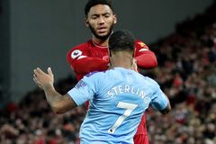 Rvačka mezi Angličany. Sterling držel spoluhráče pod krkem, kouč hvězdu vyřadil