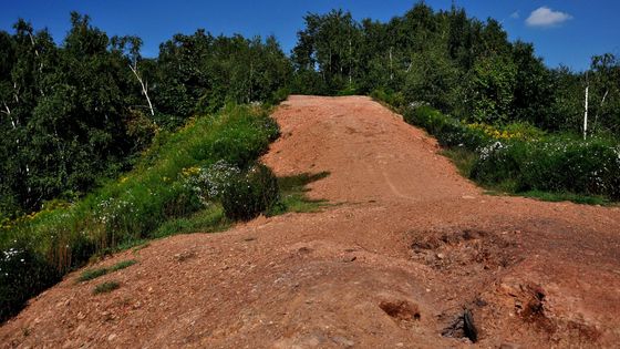 Sopka v Ostravě doutná a vábí. Ovšem majitel tam zakázal vstup