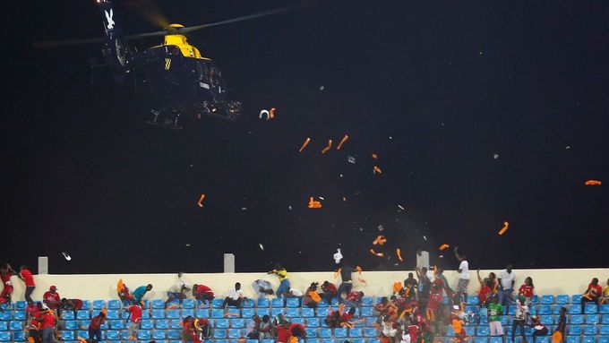 Helikoptéra nad hřištěm monitorovala rozvášněné fanoušky v hledišti.