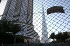 Teď se 828 metrů vysoká věž jmenuje po abúdhabijském šejkovi Chalífovi ibn Saíd al-Nahajánovi, který je zároveň prezidentem Spojených arabských emirátů. "Přejmenovali ji hned po ohňostroji k jejímu slavnostnímu otevření," vzpomíná Kristýna Hradilová, osmadvacetiletá manažerka restaurace Hakkasan v abúdhabijském hotelu Emirates Palace. Zatímco stavební boom Dubaje je už za vrcholem, Abú Dhabí ho teprve rozjíždí. A ve velkém stylu. Jeho zatím asi nejznámějším symbolem se zatím stal nový okruh F1 od architekta Hermanna Tilkeho včetně sousedního zábavního parku Ferrari World.