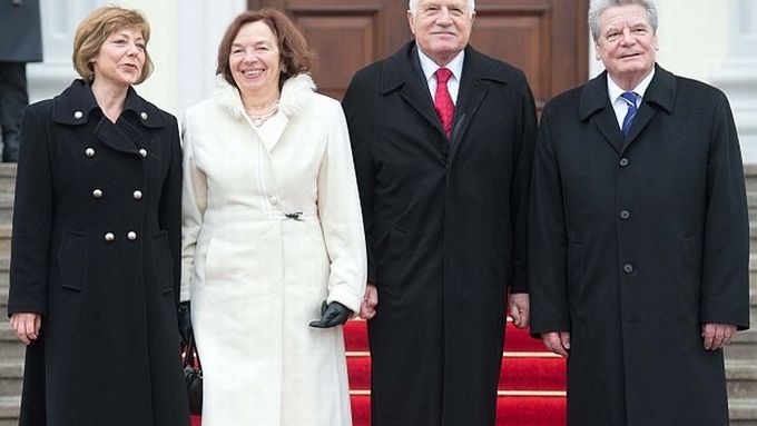 Václava Klause s manželkou Livií (uprostřed) přivítali na zámku Bellevue německý prezident Joachim Gauck a jeho partnerka Daniela Schadtová.