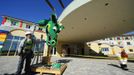 A worker helps lift a dragons head made of Lego into position as construction continues in North America's first ever Lego Hotel being built at Legoland in Carlsbad, California, January 17, 2013. The three-story, 250-room hotel will open on April 5. REUTERS/Mike Blake (UNITED STATES - Tags: SOCIETY TRAVEL) Published: Led. 17, 2013, 10:50 odp.