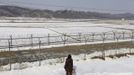 A woman, who was originally from North Korea, looks north after a memorial service for her North Korean ancestors in the direction of North Korea, near the demilitarized zone separating the two Koreas, in Paju, 55 km (34 miles) north of Seoul February 10, 2013, on the occasion of Seolnal, the Korean Lunar New Year's day. Millions of South Koreans travelled to their hometowns during the three-day holiday which started last Saturday. Seolnal is one of the traditional holidays when most Koreans visit their hometowns to be united with their families and hold memorial services for their deceased ancestors. REUTERS/Lee Jae-Won (SOUTH KOREA - Tags: MILITARY POLITICS SOCIETY) Published: Úno. 10, 2013, 6:20 dop.