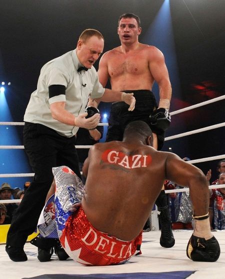 Ukrajinský boxer Vitalij Kličko obhájil titul organizace WBC, když porazil Kubánce Juana Carlose Gómeze technickým k.o.