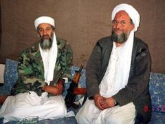 Ajmán Zavahrí (vpravo) na archivním snímku se svým předchůdcem Usámou bin Ládinem. 