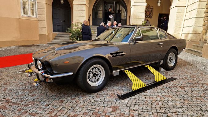 Aston Martin V8 Vantage z bondovky Dech života, který bude k vidění na výstavě Bond in Motion.