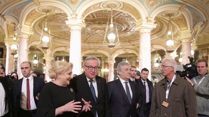 Rumunská premiérka Viorica Dancilaová se šéfem EK Jeanem-Claudem Junckerem na summitu EU letos v lednu.