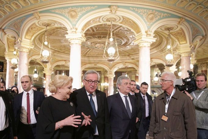 Rumunská premiérka Viorica Dancilaová s Jeanem-Claudem Junckerem.