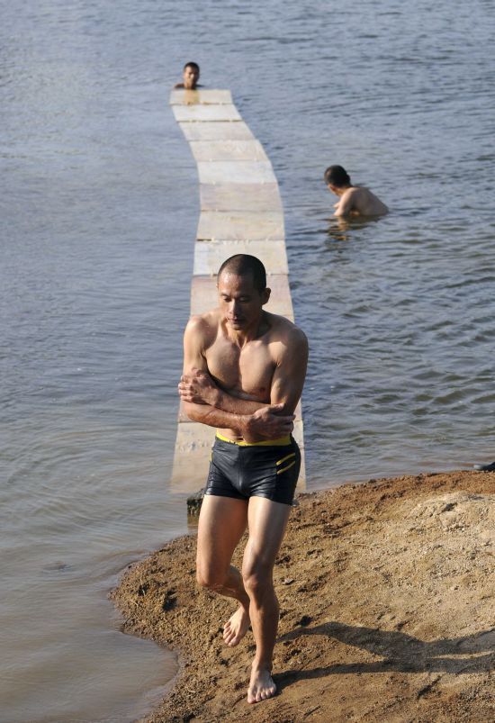 Čínský mnich běhá po vodě