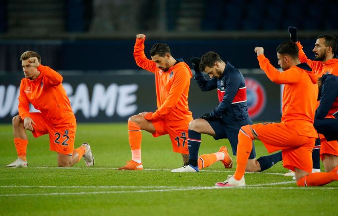 Hráči Paris St. Germain a Basaksehiru před zápasem podpořili kampaň Black lives matter