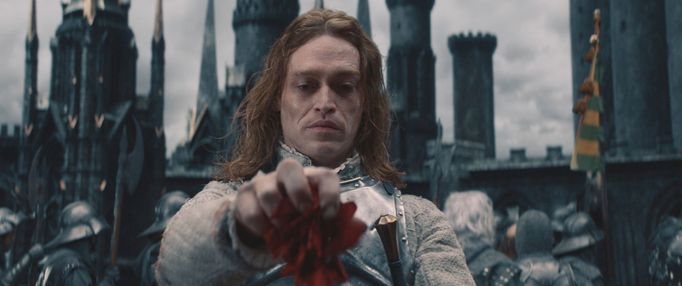 Caleb Landry Jones v roli Draculy, jenž po tragické ztrátě milované ženy v zoufalství zavrhne Boha a jako upír je odsouzen k prokletí nesmrtelnosti.