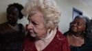 Contestants wait backstage during a beauty contest for elderly women in honour of Mother's Day, in Sao Paulo May 10, 2012. The event was held to promote greater self-esteem among senior citizens, according to organizer Nilton Guedes. REUTERS/Nacho Doce (BRAZIL - Tags: SOCIETY) Published: Kvě. 11, 2012, 3:33 dop.