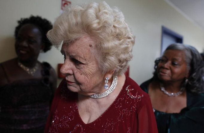 Contestants wait backstage during a beauty contest for elderly women in honour of Mother's Day, in Sao Paulo May 10, 2012. The event was held to promote greater self-esteem among senior citizens, according to organizer Nilton Guedes. REUTERS/Nacho Doce (BRAZIL - Tags: SOCIETY) Published: Kvě. 11, 2012, 3:33 dop.