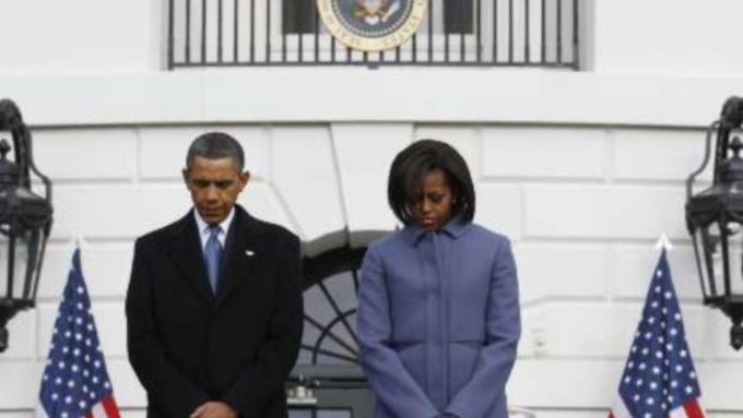 Prezident Barack Obama s manželkou drží minutu ticha
