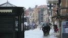 People walk in a flooded street during a period of seasonal high water in Venice November 11, 2012. The water level in the canal city rose to 149 cm (59 inches) above normal, according to local monitoring institute Center Weather Warnings and Tides. REUTERS/Manuel Silvestri (ITALY - Tags: ENVIRONMENT SOCIETY) Published: Lis. 11, 2012, 2:10 odp.