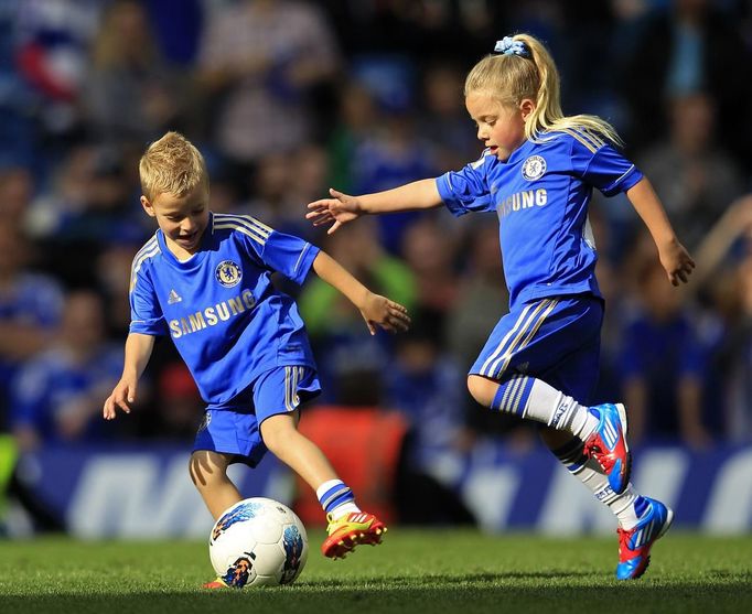 Děti Johna Terryho v dresech FC Chelsea po skončení letošního ročníku Premier League