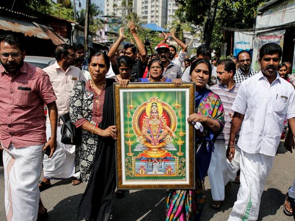 Protestující s obrazem bohyně Ayyappan.