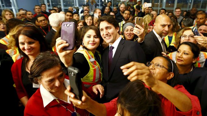 První syrské uprchlíky vítal v roce 2015 Justin Trudeau přímo na letišti.