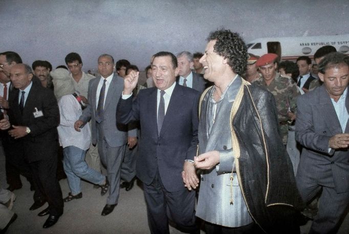 Mubarak vtipkuje s Kaddáfím na letišti v Benghází, 27. srpna 1991.